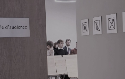 Photo représentant la salle d'audience avec les étudiants