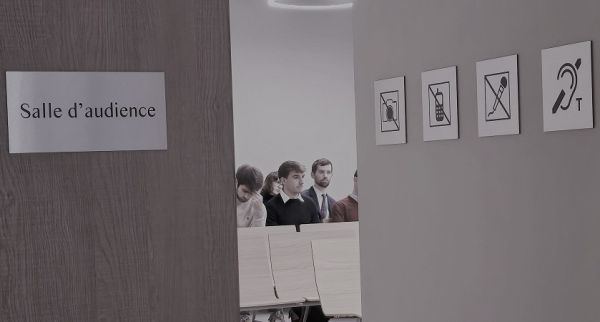 Photo représentant la salle d'audience avec public