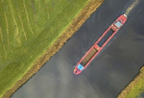 Péniche sur un canal